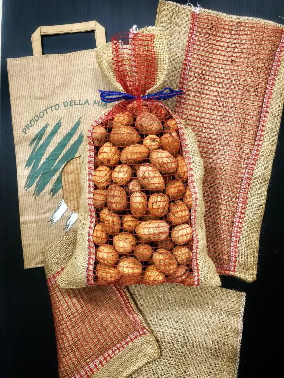 Produzione di sacchi juta - rete per noci e castagne